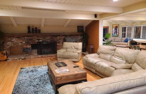 Westside Retreat w Yard, Grill, Hot Tub, Near Sofi Stadium, LAX, and the Beach - Foto 2