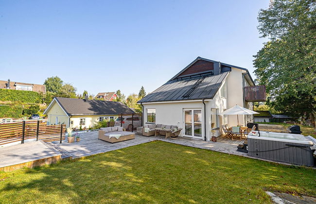 Modern Villa With Jacuzzi - Photo 8