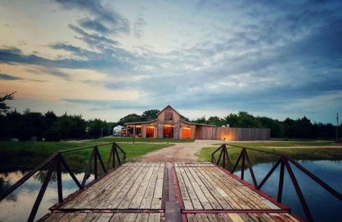 Restored Beautiful Airstream Fully Equipped with Incredible Outdoor Living in Texas - Foto 56