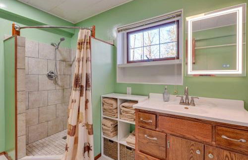 Lakefront Townsend Cabin with Fire Pit and Dock! - Foto 15