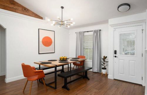 The Recharge - Springs , Tesla & EV Station , Pets - Foto 2