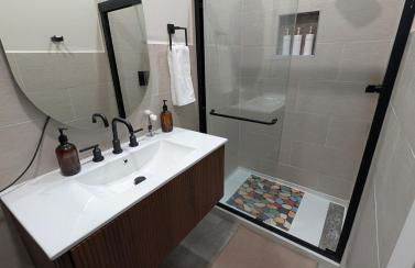 Downtown Cincinnati Boutique at Newport 3BR with 100in Cinema TV - Foto 16