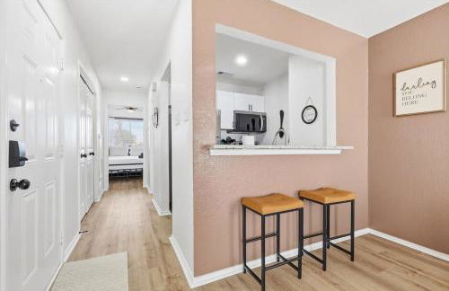 1BD 1BA Stylish Arlington Home w Backyard - Foto 10