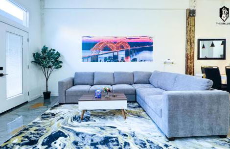 The Stallion #103 - Walk to Attractions - Modern 2BD Loft in Downtown with Patio - Foto 1