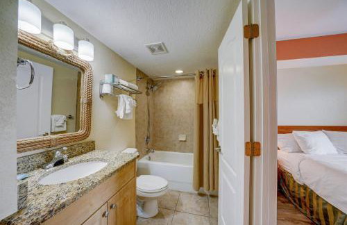 Spacious 2BR Oasis Steps to Treasure Island Beach - Foto 10