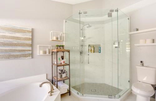 Sleek Jupiter Retreat with Lanai and Pool! - Photo 22