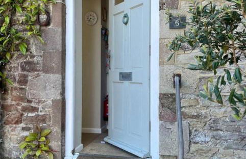 Seaview House, lovely ground floor flat with garden, minutes walk to beach - Photo 1