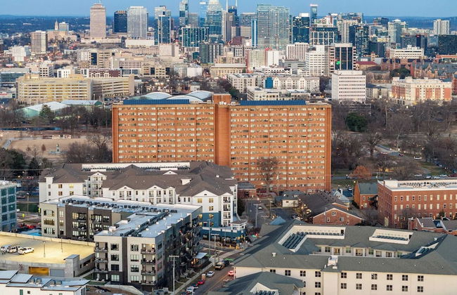 Prime Walkable Midtown Location, Pool, Gym Outlaw's Den by Avantstay - Foto 40