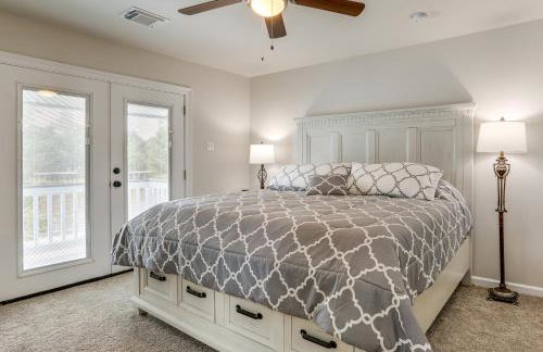 Riverfront Family Retreat w/ Yard in Saint Amant - Foto 16