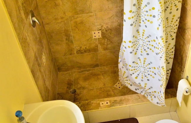 Kingston Sunset Guest Apartment II - Photo 16