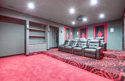 Sprawling Suwanee Home Theater, Pool, Hot Tub! - Foto 40