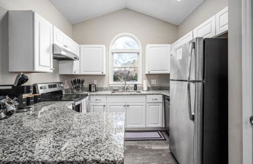 Cozy Industrial Kildaire Farms Home- near Downtown - Foto 12