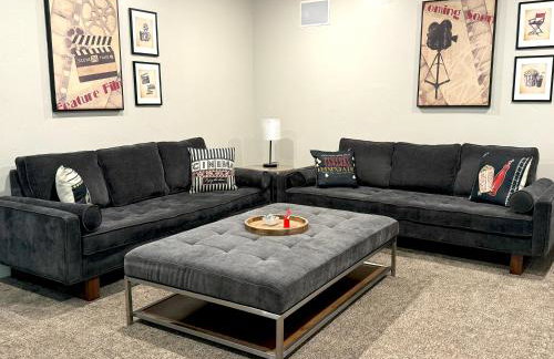 Spacious Family Retreat with Hot Tub & Home Theater - Foto 13