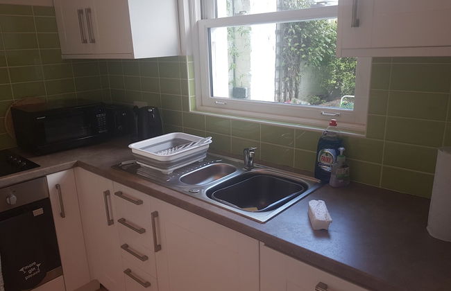 Lovely Large Garden Flat - Photo 6