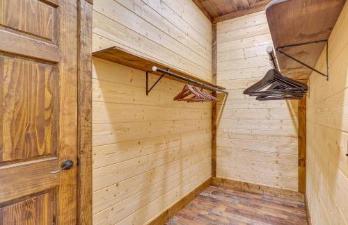 Hot Tub & Mtn Views: Pet-Friendly Englewood Cabin - Photo 15