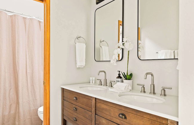 The Fancy Fox Stunning 4 BR Retreat, Min to Lake - Foto 26