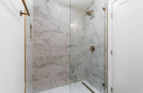 Vibrant Neon Condo Near Restaurants, Coffee and Bars - Foto 23