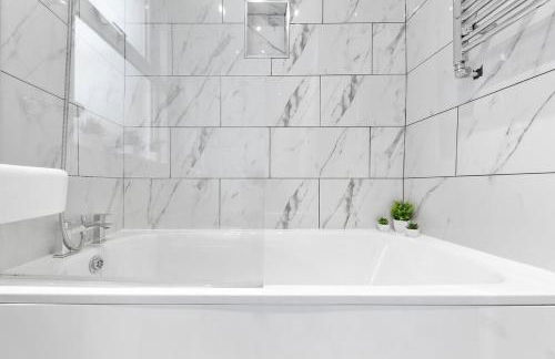 Lovely 4-BR Home In Leyton - Sleeps 14, Near Tube, Arcade, 100inchTV - Foto 18