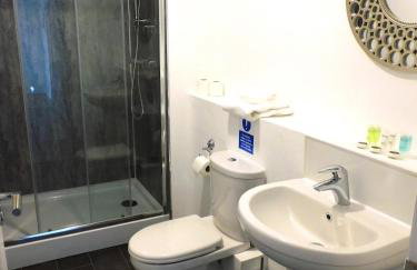 Newly refurbished 2 bedroom apartment close to station and local amenities - Foto 12
