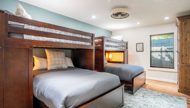 Lamar Suites by Avantstay 2 Homes w/ Shared Pool - Foto 4, Habitación