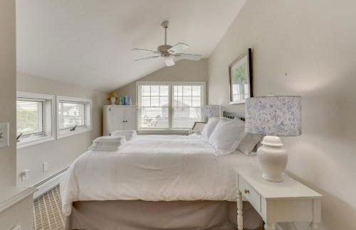 Walk to Beaches Sunny East Haven Home with Grill - Foto 18