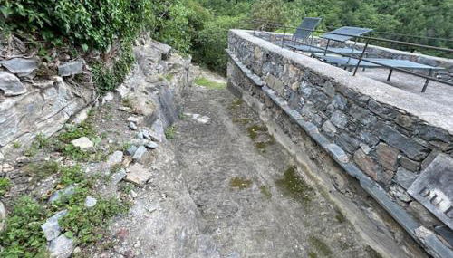 Stunning medieval setting surrounded by mountains - Photo 2