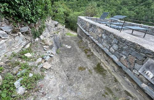 Stunning medieval setting surrounded by mountains - Photo 2