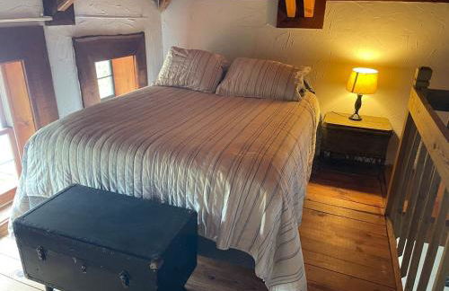 Rustic Mountaintop Cabin on small farm with WiFi - Foto 18