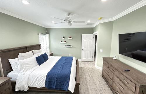 BRAND NEW! Lakefront 9BR Pool Hot Tub Outdoor Kitchen BBQ Theater 2 miles Disney - Foto 26