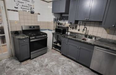 At the Center of Dearborn, MI 2 Bedroom apartment with backyard and balcony - Foto 21