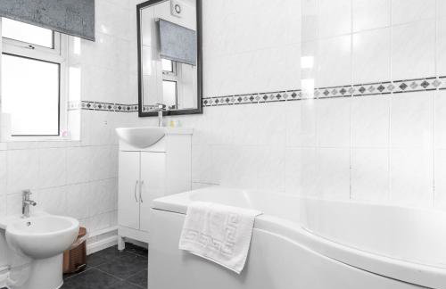 Charming 3 Bed House - Garden - Parking - Wi-Fi Netflix 83BMH - Foto 6