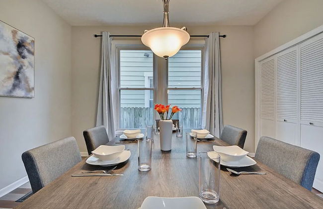 Spacious 6BR/3BA House w/ Parking! Sleeps 20! - Foto 63