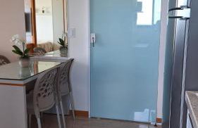 Apartamento Quarto e Sala, varanda, vista mar com infraestrutura - Foto 39