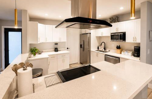 Modern Miami Home l Sleeps 12 l Free Parking - Photo 13