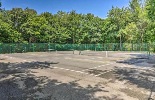 WOW!! Ultimate Pocono Retreat Hot Tub, Game Room, Fire Pit, Near Lakes & Hiking! - Foto 59