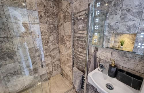 Crown Meadow - 4 Bedroom House - Heathrow - ExcellentStays - Photo 15