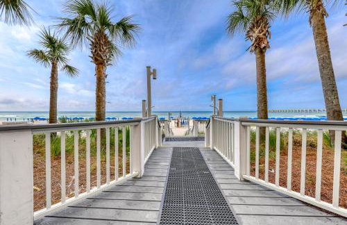 High-rise condo with pool & ocean views - walk to the beach - Foto 27