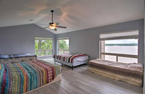 Lakefront Home with Private Beach Access! - Foto 14