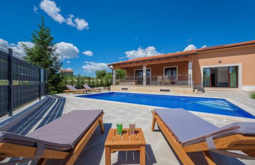 Villa Luna Tinjan, Pool and Wellness - Photo 2
