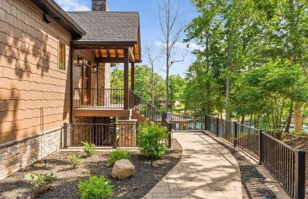 Black Bear Lodge by Avantstay Lakefront, Dock, Pool, Theater Sleeps 20+ - Foto 36