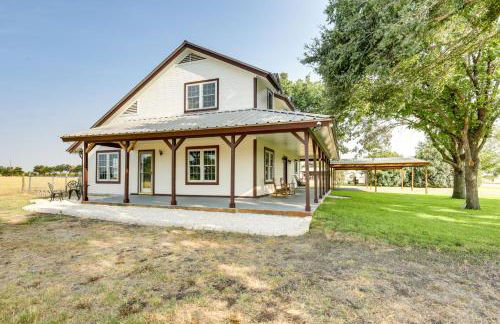 Remodeled Farmhouse on 18 Acres 8 Mi to Elgin! - Foto 22