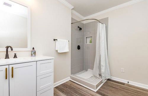 Renovated house close to Dtown Durham w king bed - Photo 25