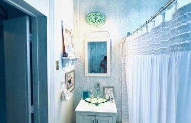 4BR 3 BA HUGE, Balcony, Cemetery, Streetcar sleeps 8! - Photo 57