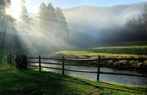 Airstream at a Petting Zoo w/ Hot Tub - Foto 9