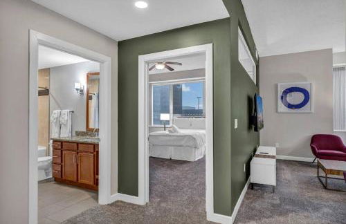 HUGE Panoramic SkySuite w/ Downtown VIEWS: Gym - Photo 24