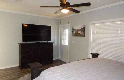 Lakefront Oasis with Private Hot Tub - Foto 14