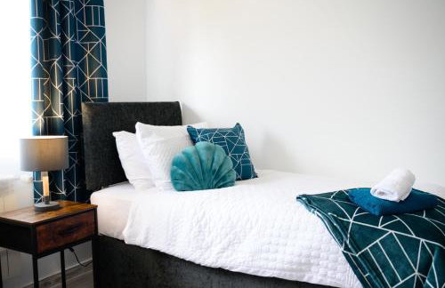 Located in the peaceful NG8 Wollaton , Perfect for Business Trips & Family Holidays or working proffesionals-long term deals, M1 Nearby , Free Parking , Private Garden , 500Mb Wi-Fi , Netflix - Foto 31