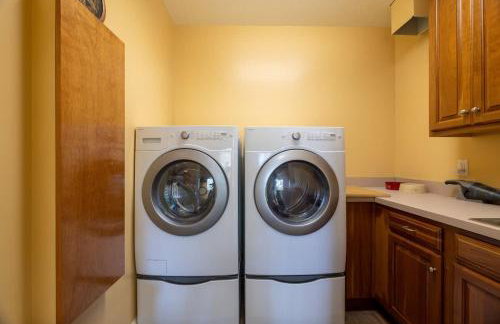 Riverbend Lodge Spacious Riverfront Home with Hot Tub Pool & Mountain view - Foto 16