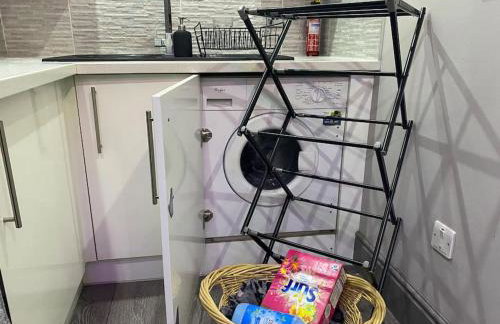 Modern Spacious 1 Bed Apartment with Free Parking in Trendy Inner London Suburb 15 mins walk to Victoria Line Underground then 20 mins to Oxford Street "West End of London" or 10 mins walk to Overground and 10 mins to London Liverpool St "City of London" - Foto 21