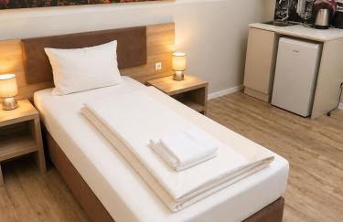 Aparthotel Emilia 24h Check-in, Free Parking and WiFi - Photo 9